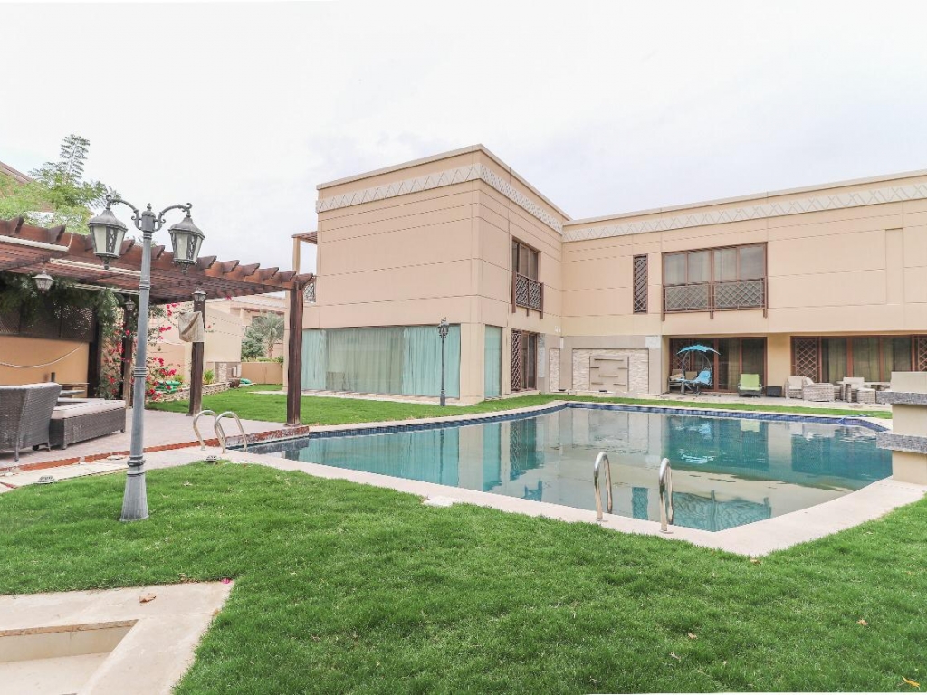 Distinctive and furnished 5 bedroom family villa with spacious garden pool